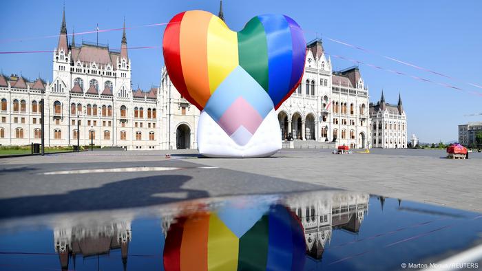 BdTD l riesiger Regenbogen-Ballon gegen das Anti-LGBT-Gesetz in Budapest