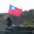 美国官员透露，将扩大在台部署的美军人数，以协助台湾军方训练，图为台湾士兵在2021年的演习中举旗（资料照）