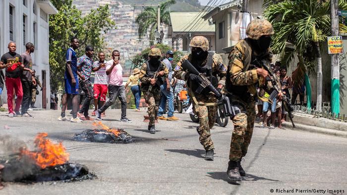 Ciudadanos participan en una protesta cerca de la comisaría de Petion Ville tras el asesinato del presidente haitiano Jovenel Moïse.