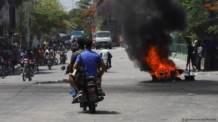Brennende Autoreifen als Wahrzeichen der gewalttätigen Atmosphäre in der haitianischen Hauptstadt Port-au-Prince Brennende Autoreifen als Wahrzeichen der gewalttätigen Atmosphäre in der haitianischen Hauptstadt Port-au-Prince