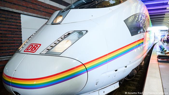 Бърз влак на германските железници с цветовете на дъгата - символ на ЛГБТИ-общността
