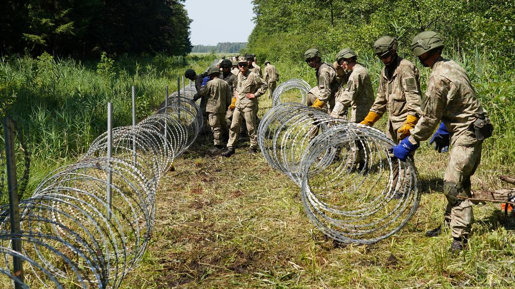 Lithuania starts building Belarus border anti-migrant fence | News | DW |  09.07.2021