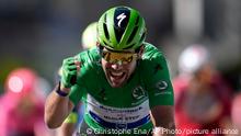 09.07.2021+++Frankreich+++
Britain's Mark Cavendish, wearing the best sprinter's green jersey, celebrates as he crosses the finish line to win the thirteenth stage of the Tour de France cycling race over 219.9 kilometers (136.6 miles) with start in Nimes and finish in Carcassonne, France, Friday, July 9, 2021. (AP Photo/Christophe Ena)