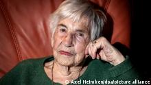 Esther Bejarano, deutsch-jüdische Überlebende des Konzentrationslagers Auschwitz-Birkenau, sitzt in einem Sessel in ihrer Wohnung. Am 15.12.2019 wird Bejarano 95 Jahre alt. (zu dpa ««Kein Tag, an dem ich keine Angst hatte» - Esther Bejarano wird 95») +++ dpa-Bildfunk +++