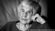 Esther Bejarano, deutsch-jüdische Überlebende des Konzentrationslagers Auschwitz-Birkenau, sitzt in einem Sessel in ihrer Wohnung. Am 15.12.2019 wird Bejarano 95 Jahre alt. (zu dpa ««Kein Tag, an dem ich keine Angst hatte» - Esther Bejarano wird 95») +++ dpa-Bildfunk +++