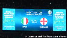 Fußball: EM, Halbfinale, Finalrunde, Halbfinale ngland - Dänemark im Wembley Stadion. Die Anzeigetafel zeigt die Zeit des Finalspiels zwischen Italien und England. +++ dpa-Bildfunk +++