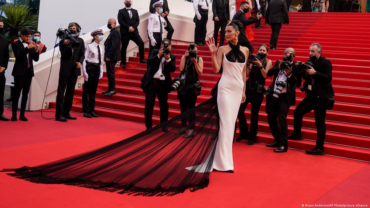 بلا حدید مانکن آمریکایی که در صنعت مدلینگ فعال است.