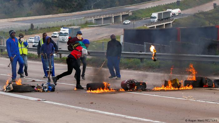 Mit brennenden Autoteilen blockieren Zuma-Anhänger eine Schnellstraße in Peacevale Mit brennenden Autoteilen blockieren Zuma-Anhänger eine Schnellstraße in Peacevale