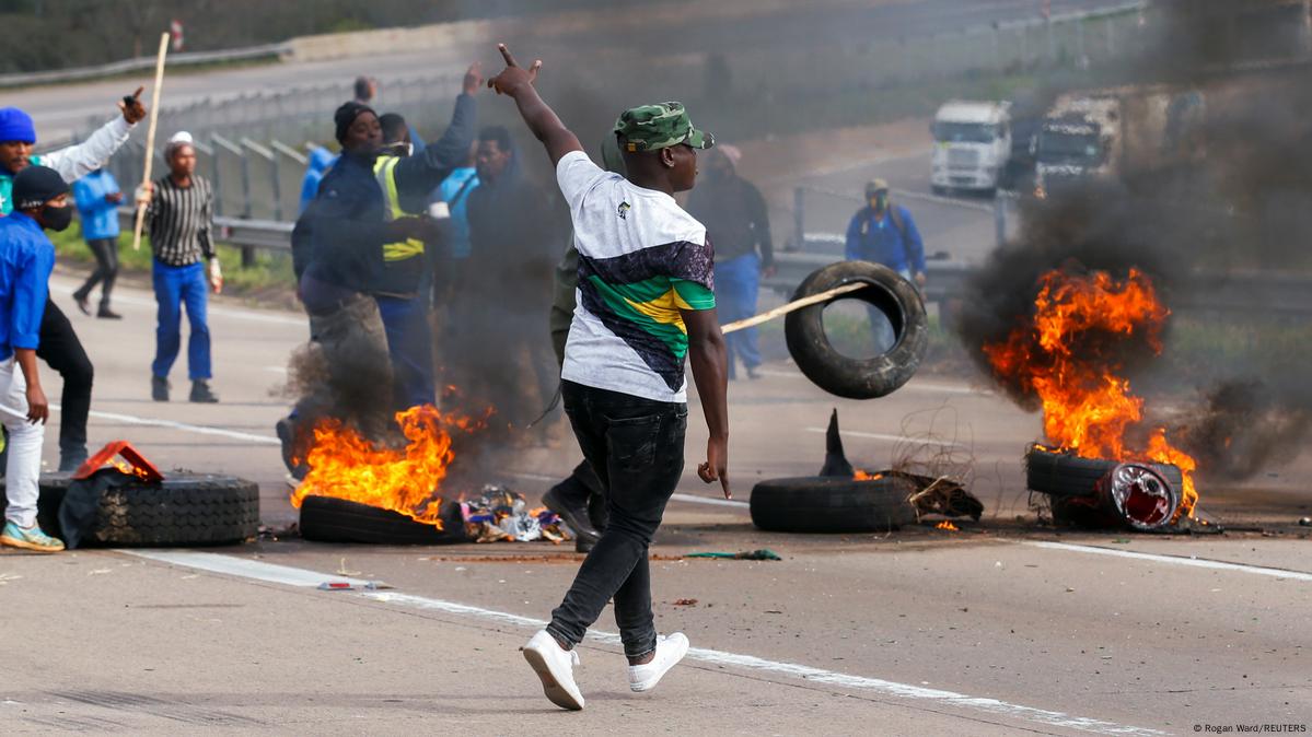 South Africa's deadly unrest reveals state failures – DW – 07/14/2021