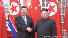 Kim-Xi summit in Pyongyang Chinese President Xi Jinping (L) shakes hands with North Korean leader Kim Jong-un prior to their summit talks in Pyongyang on June 20, 2019, in this image captured from footage of China's CCTV. (PHOTO NOT FOR SALE) (Yonhap)/2019-06-21 05:43:32/