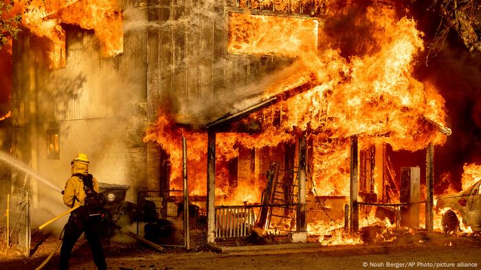 Bomberos de EE. UU. luchan por controlar los incendios forestales en medio  de una ola de calor | Ecología | DW | 11.07.2021