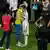 El astro brasileño Neymar (izq. abraza al campeón argentino Lionel Messi al concluir la Copa América en el estadio de Maracaná, en Rio de Janeiro. (Archivo:  10.07.2021)