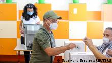 Прогнозы: популисты с минимальным отрывом лидируют на выборах в Болгарии