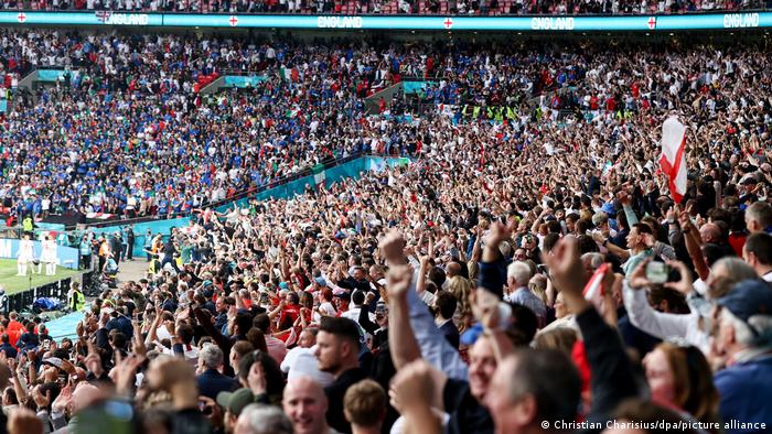 بازی فینال علیرغم هشدارها و انتقادهای برخی کارشناسان در مورد گسترش کرونا در حضور ۶۵ هزار تماشاگر در ورزشگاه ومبلی لندن برگزار شد. بخش اعظم ورزشگاه را هواداران تیم ملی فوتبال انگلیس به خود اختصاص داده بودند.
