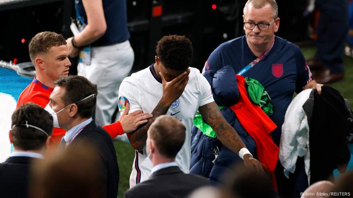 İtalya'ya karşı penaltı kaçırdığı için ırkçı hakaretlere maruz kalan oyunculardan biri de Marcus Rashford oldu İtalya'ya karşı penaltı kaçırdığı için ırkçı hakaretlere maruz kalan oyunculardan biri de Marcus Rashford oldu