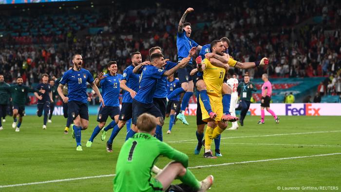 Italy's players celebrate winning Euro 2020 after a penalty shootout