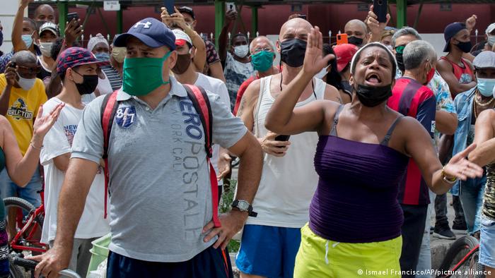 Başkent Havana'da hükümeti protesto eden göstericiler Başkent Havana'da hükümeti protesto eden göstericiler