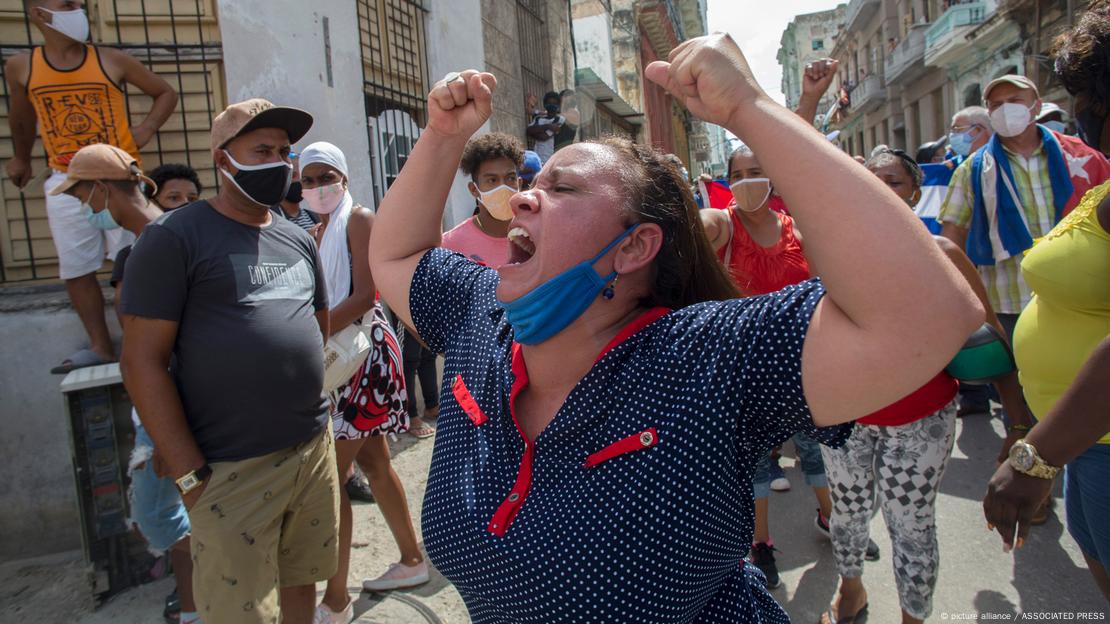 Mulher protesta em uma rua