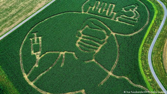 Una foto aérea muestra un laberinto en un campo de maíz que forma la imagen de una persona que se vacuna contra COVID-19, en Selm, Alemania. El laberinto fue creado por el agricultor Benedikt Luenemann y estará abierto para visitantes desde el 16 de julio hasta Halloween, a finales de octubre, según los medios.