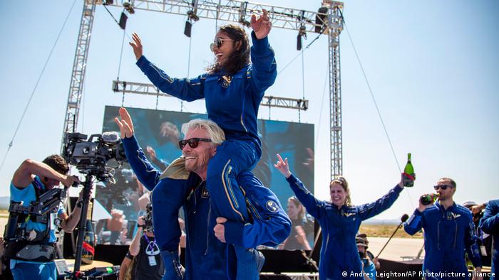 Weltspiegel | USA | Richard Branson feiert ersten Virgin-Galactic Flug ins Weltall