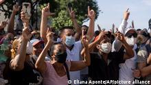 11.07.2021
Anti-Regierungs-Demonstranten marschieren in Havanna, Kuba. Hunderte Demonstranten gingen in mehreren Städten Kubas auf die Straße, um gegen die anhaltende Lebensmittelknappheit und die hohen Preise für Lebensmittel zu protestieren. +++ dpa-Bildfunk +++