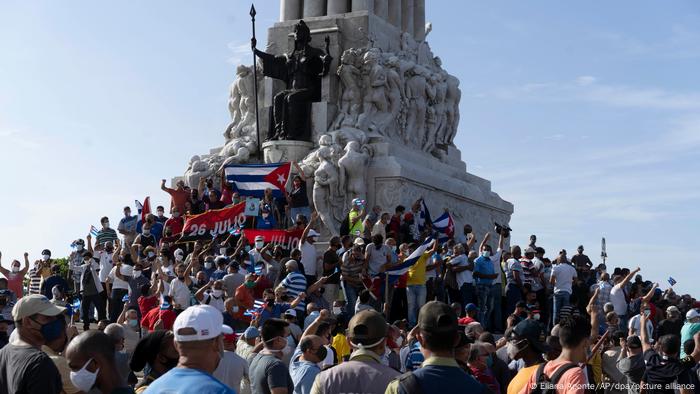 Multidão em torno de monumento em Havana, Cuba