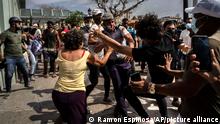 11.07.2021
Die Polizei verhaftet einen regierungskritischen Demonstranten während einer Demonstration in Havanna. Hunderte von Demonstranten sind in mehreren Städten Kubas auf die Straße gegangen, um gegen die anhaltende Lebensmittelknappheit und die hohen Preise für Lebensmittel zu protestieren, inmitten der neuen Coronavirus-Krise. +++ dpa-Bildfunk +++