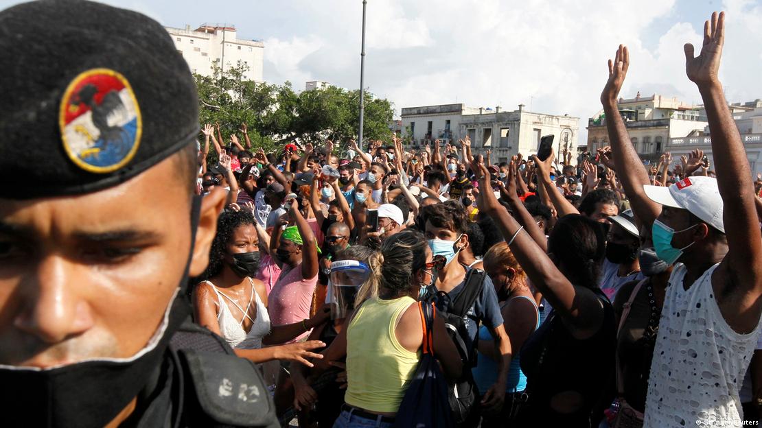 Cientos de manifestantes en las calles de Cuba. Cientos de manifestantes en las calles de Cuba.