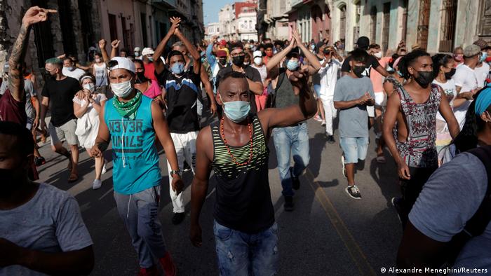 В Куба хиляди протестираха срещу системата - рядко срещано явление