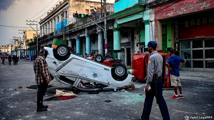 Umgeworfenes Polizeiauto in Kubas Hauptstadt Havanna