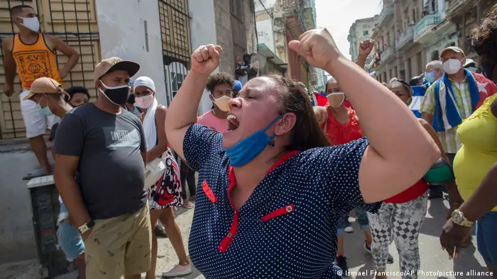 古巴示威者7月11日走上哈瓦那街头抗议