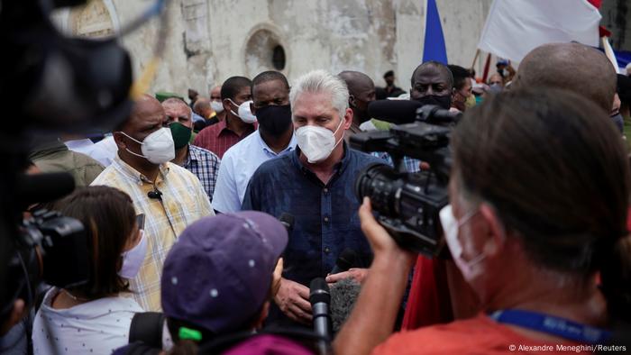 El presidente cubano habla con la prensa.