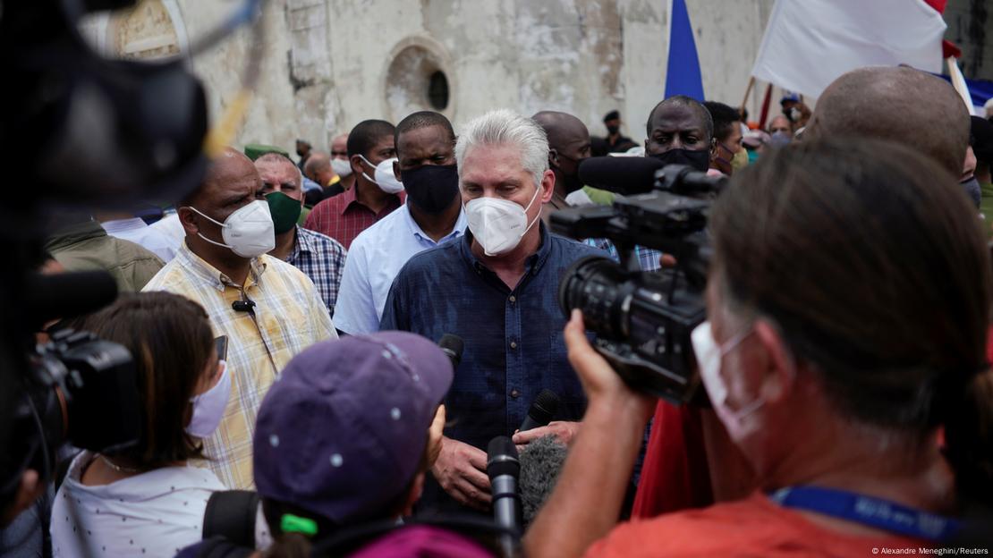 Presidente cubano Miguel Díaz-Canel fala à imprensa em meio a multidão