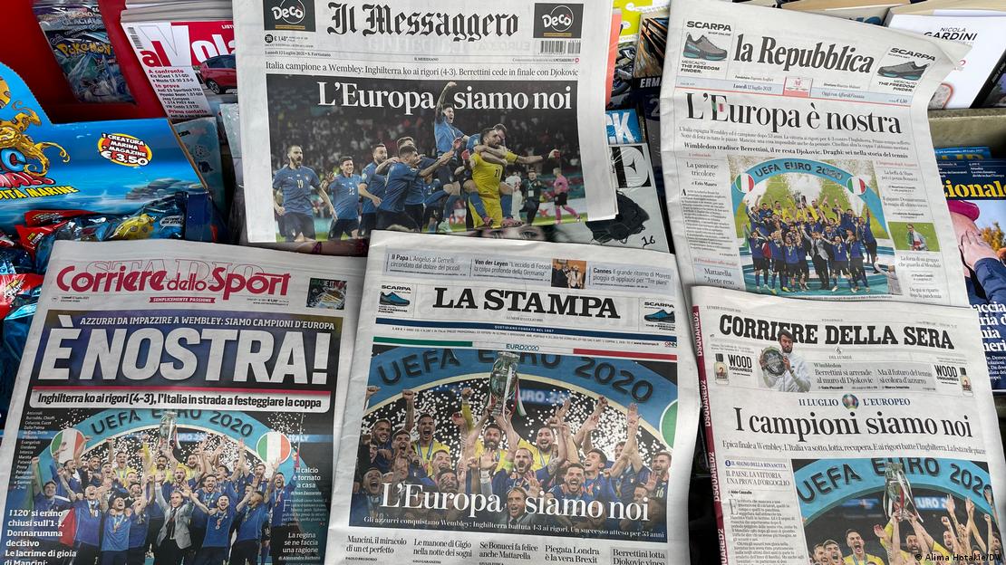 Ιταλικές εφημερίδες με ποδοσφαιρικά πρωτοσέλιδα Ιταλικές εφημερίδες με ποδοσφαιρικά πρωτοσέλιδα