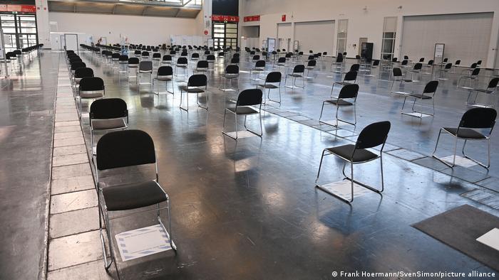 Salas de espera vacías en un centro de vacunación en Múnich.