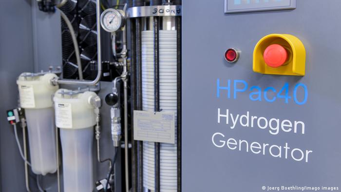 An experimental machine to turn wind energry into hydrogen near Hamburg