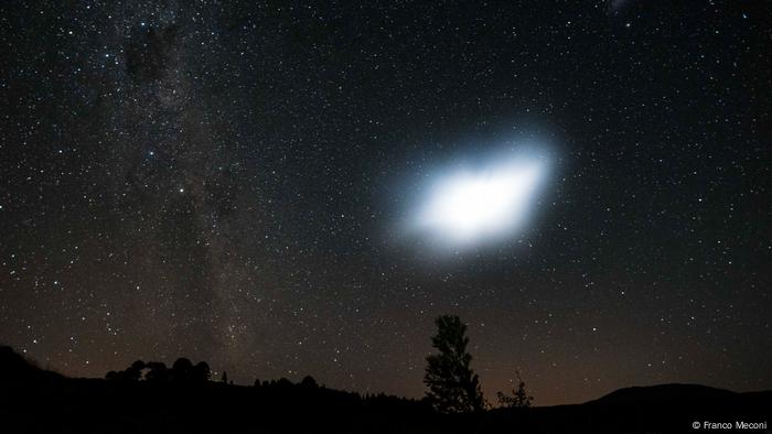 Cielo de la patagonia con objeto brillante.