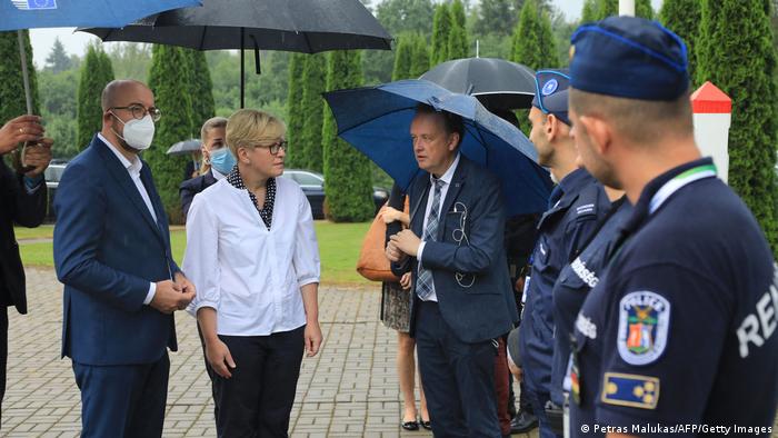 رئيس المفوضية الأوروبية شارل ميشيل ورئيسة وزراء ليتوانيا قرب الحدود مع بيلاروسيا. 