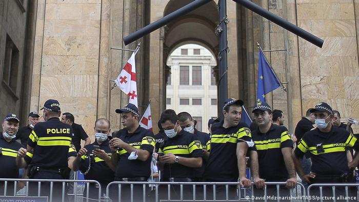 Грузинская полиция у здания парламента Грузии, 12 июля