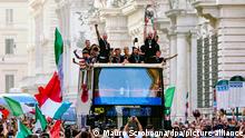 Fans jubeln den Spielern der italienischen Fußballnationalmannschaft zu, die auf dem offenen Bus ihren EM-Sieg feiern. Italien besiegte England nach einem 1:1-Unentschieden mit 3:2 im Elfmeterschießen und gewann damit die Fußball-Europameisterschaft 2020 im Finale, das am 11. Juli im Wembley-Stadion in London stattfand. +++ dpa-Bildfunk +++