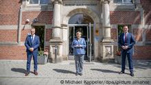 13.07.2021, Berlin - Bundeskanzlerin Angela Merkel (CDU, M) steht neben Jens Spahn (CDU, r), Bundesminister für Gesundheit, und Lothar Wieler, Präsident des Robert Koch Instituts (RKI), zu einem Bild vor dem Eingang zum RKI. Merkel besuchte auf Einladung von Gesundheitsminister Spahn das bei der Corona-Pandemie führende Institut des Gesundheitsministeriums. 