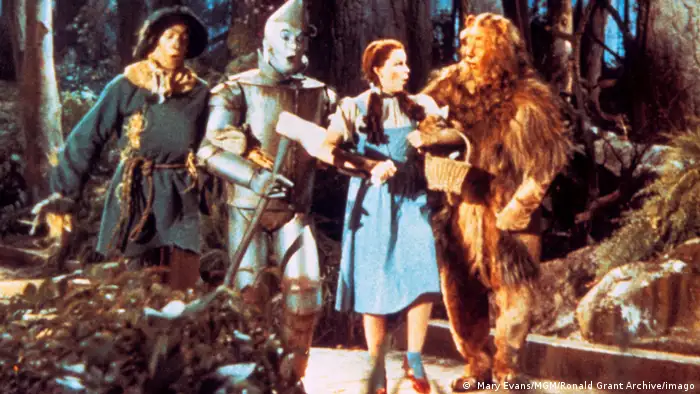 مشهد للبطلة في فيلم (The Wizard of Oz) 