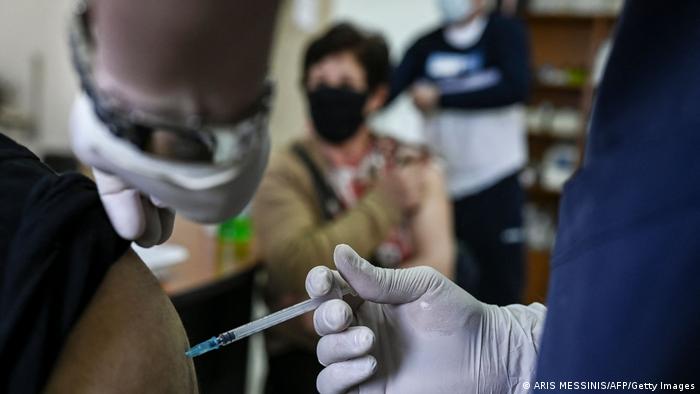 Вакцинация пожилых людей в Греции