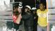 Un policía trata de parar a un periodista con su cámara de fotos en Caracas.