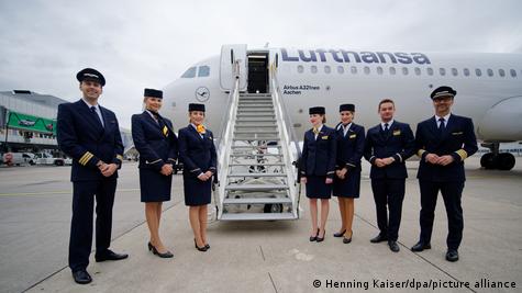 Пилоты и бортпроводники авиаакомапнии Lufthansa перед аэробусом A321neo