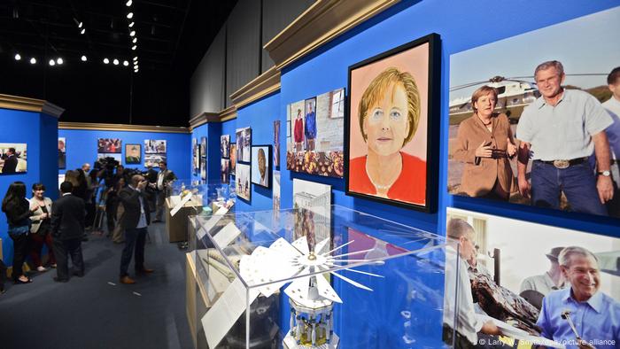Une exposition au George W. Bush Center de Dallas, mettant en vedette sa peinture d'Angela Merkel