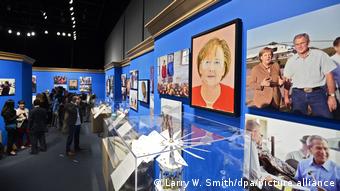 Dallas Ausstellung mit einem Gemälde von Angela Merkel