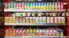 KÖLN, OKTOBER 2019: Viele Fruchtsaft Getränkedosen auf der ANUGA Lebensmittel Messe