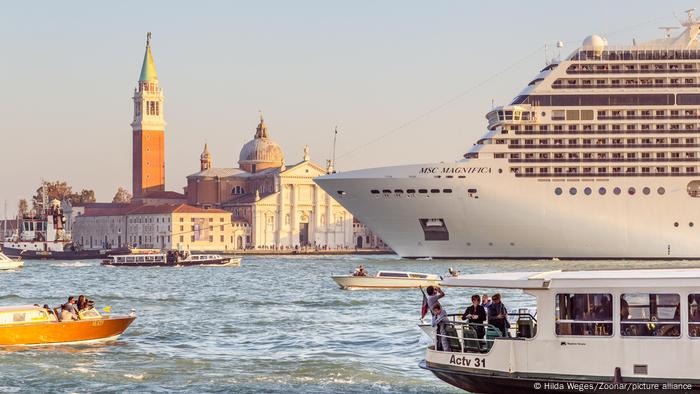 Ein Kreuzfahrtriese auf dem Canale della Giudecca, der am berühmten Markusplatz vorbei führt Ein Kreuzfahrtriese auf dem Canale della Giudecca, der am berühmten Markusplatz vorbei führt