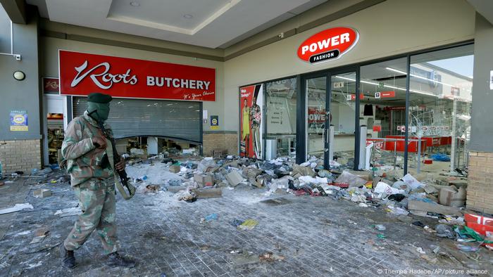 Eskalierende Gewalt in Südafrika: Krisenstab und Militäreinsatz